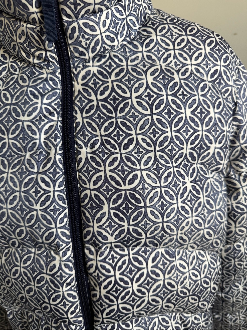 Lands’ End Women's Quilted Pattern Puffer Jacket - Navy/White - Picture 4 of 8